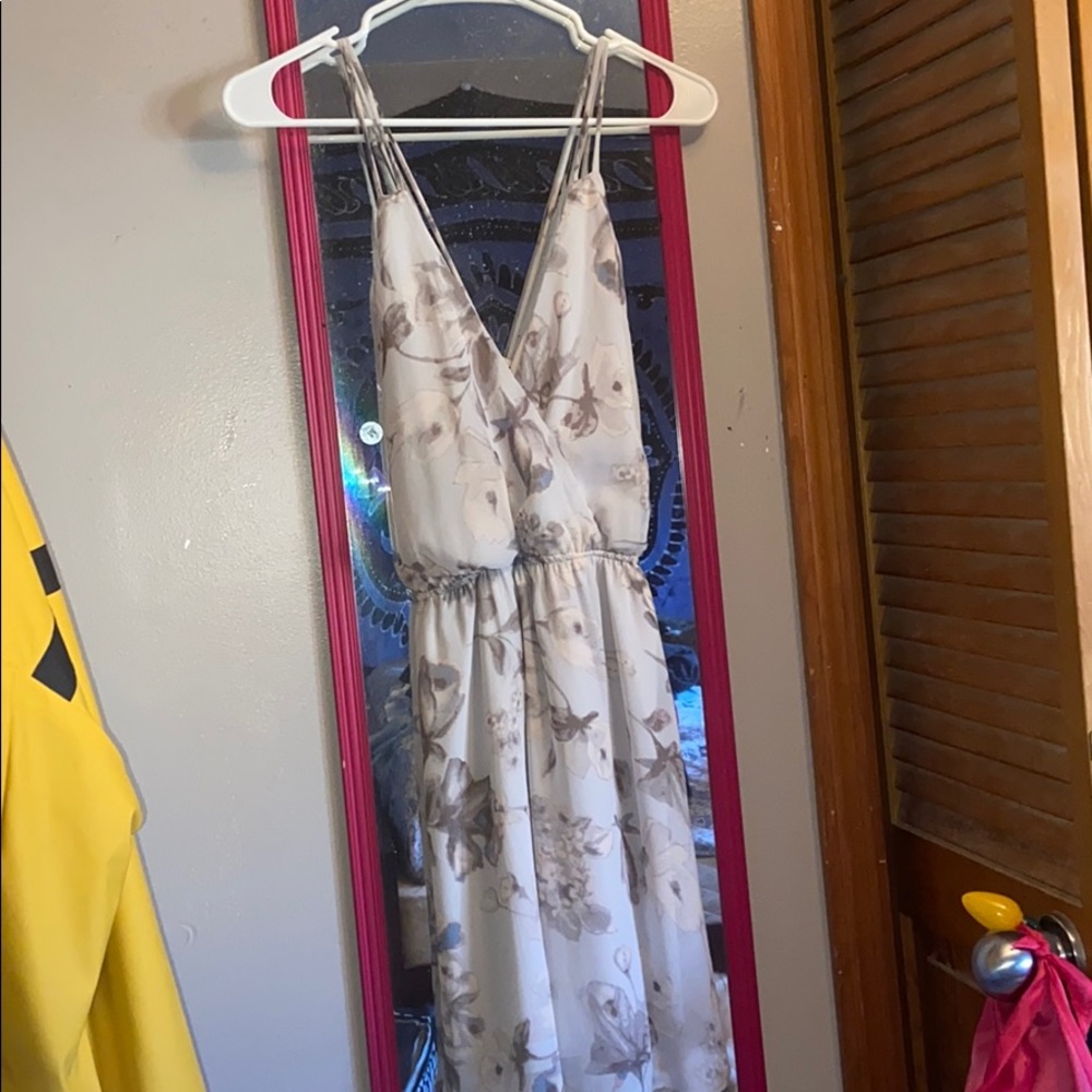 Midi dress. Crossed in the back.
